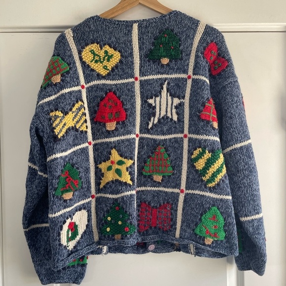 Adorable Eagle’s Eye Hand Knit Christmas Cardigan w/ Wooden Heart Buttons - M - Picture 6 of 6